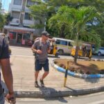 A tourist crossing a road along Moi Avenue close to tusk monuments in Mombasa